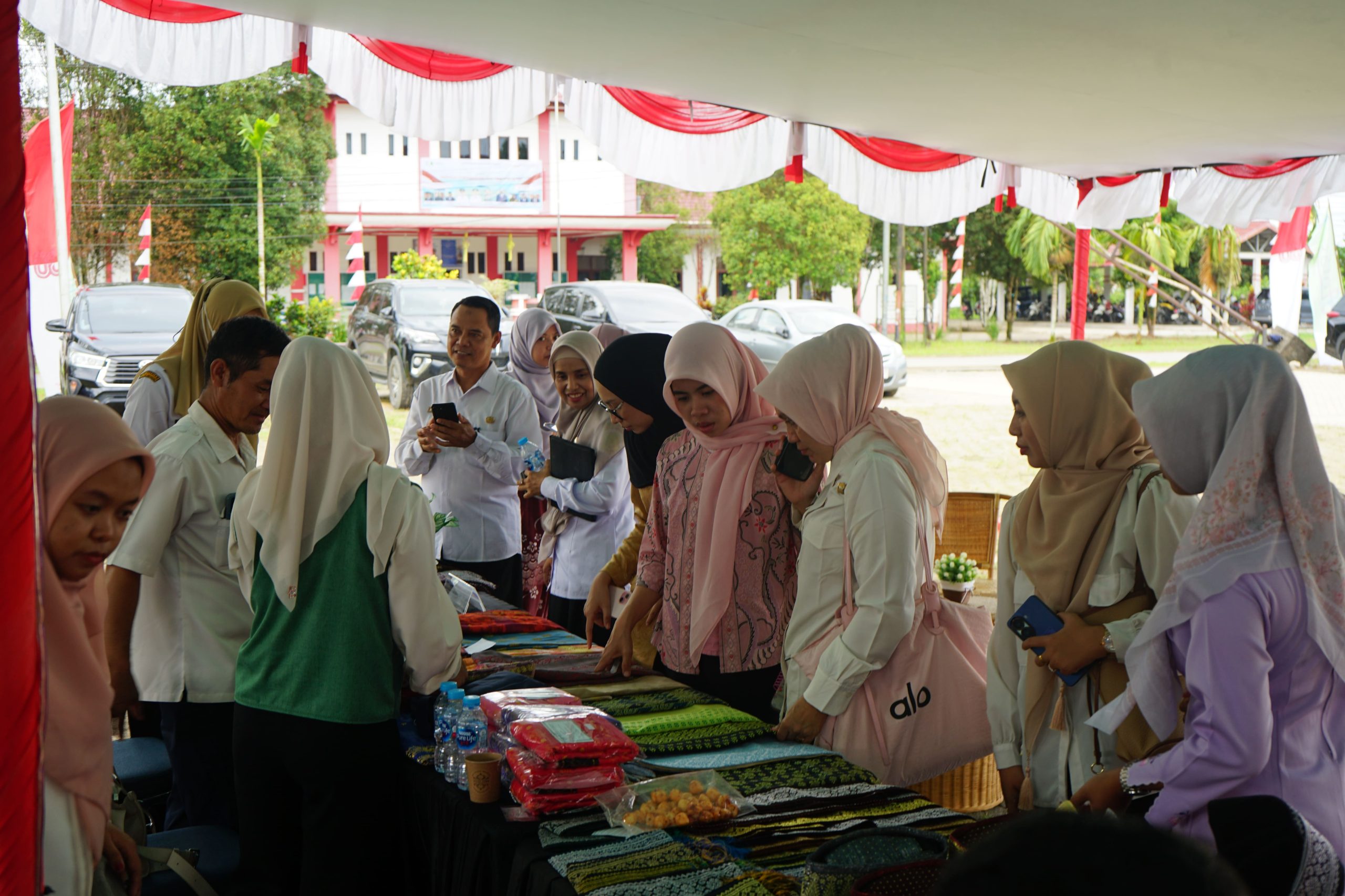 You are currently viewing Dekranasda Sambas Perkenalkan Produk Lokal di Forum Seminar Internasional dan Upgrading Da’i